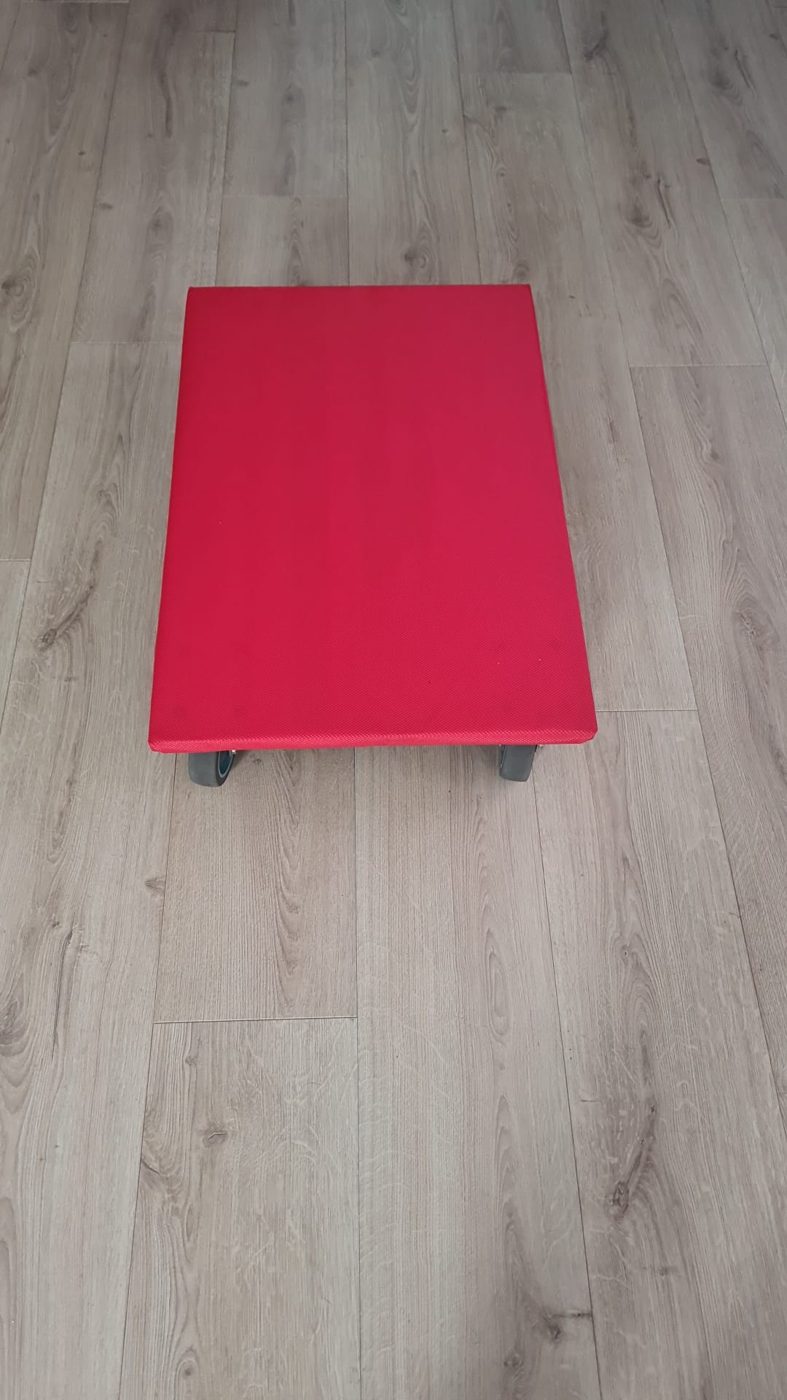 Rood transportkarretje van RK Ontruiming, bovenkant